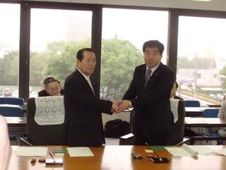 協定書を取交す長谷川会長と渡辺市長の画像
