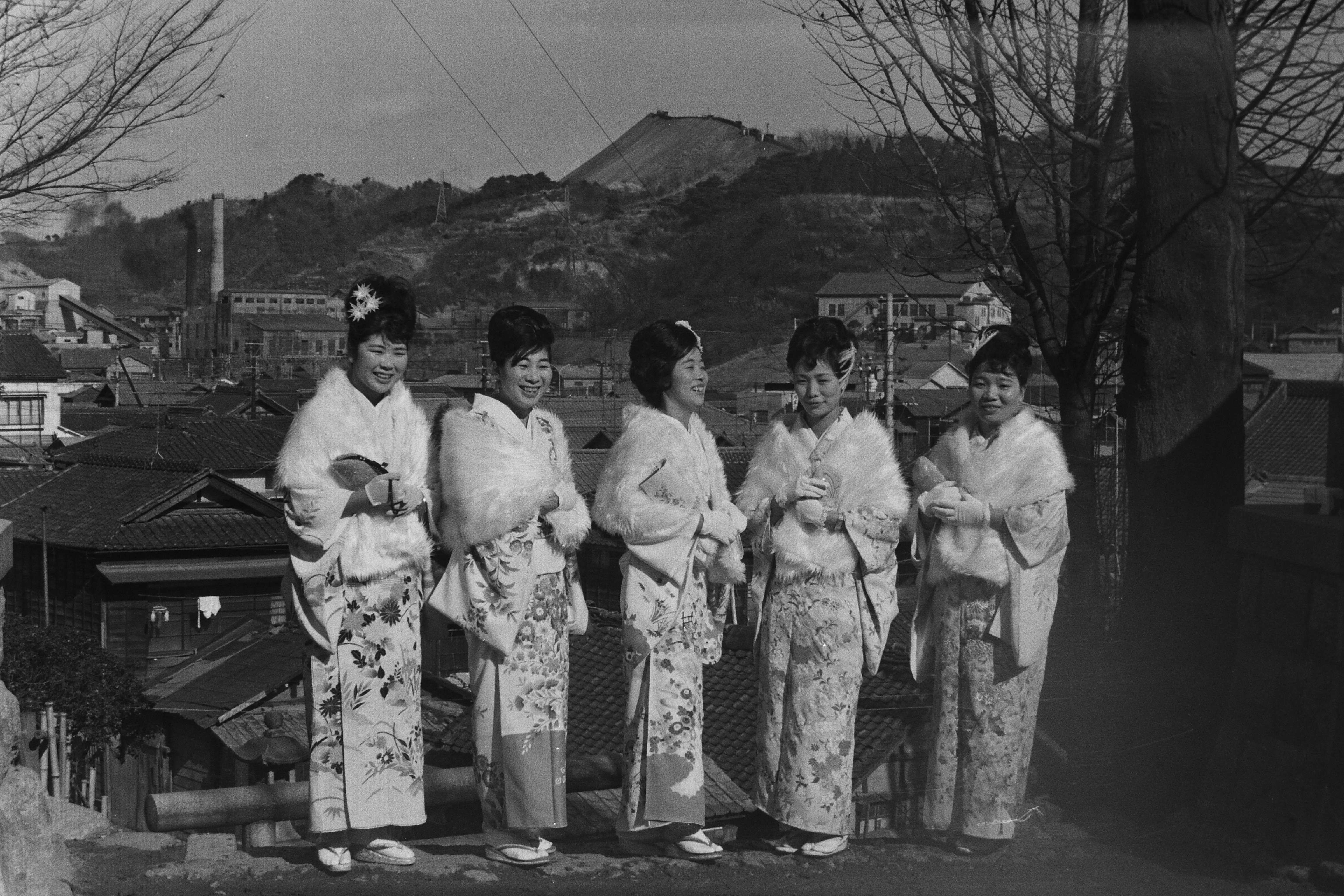 成人式・常磐市湯本市街を常磐市湯本天王崎の八坂神社付近から見る(昭和41年1月、いわき市所蔵)