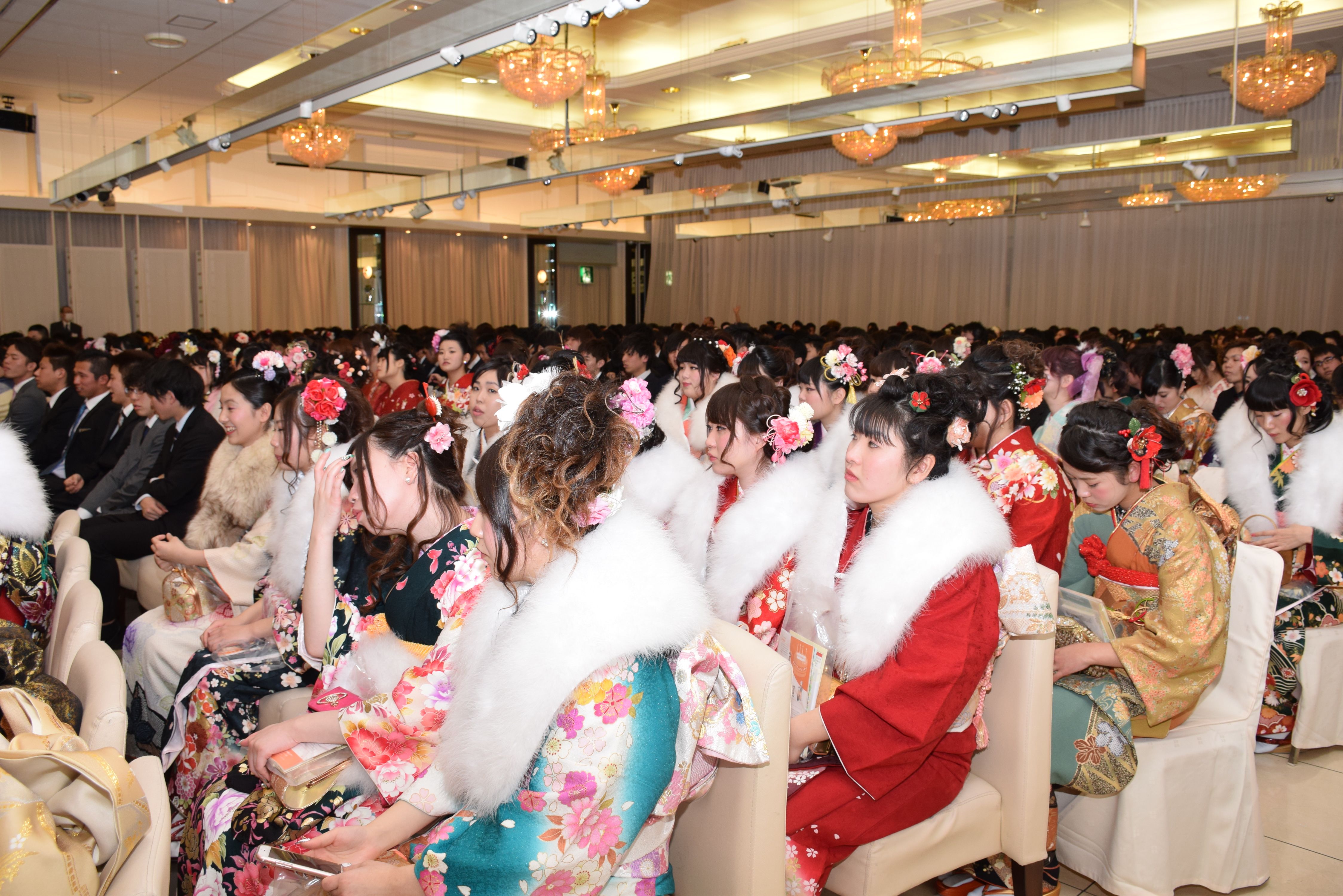 平成28年成人式・小名浜地区  多くの女性は豪華な振り袖姿(平成28年年1月 いわき市撮影)