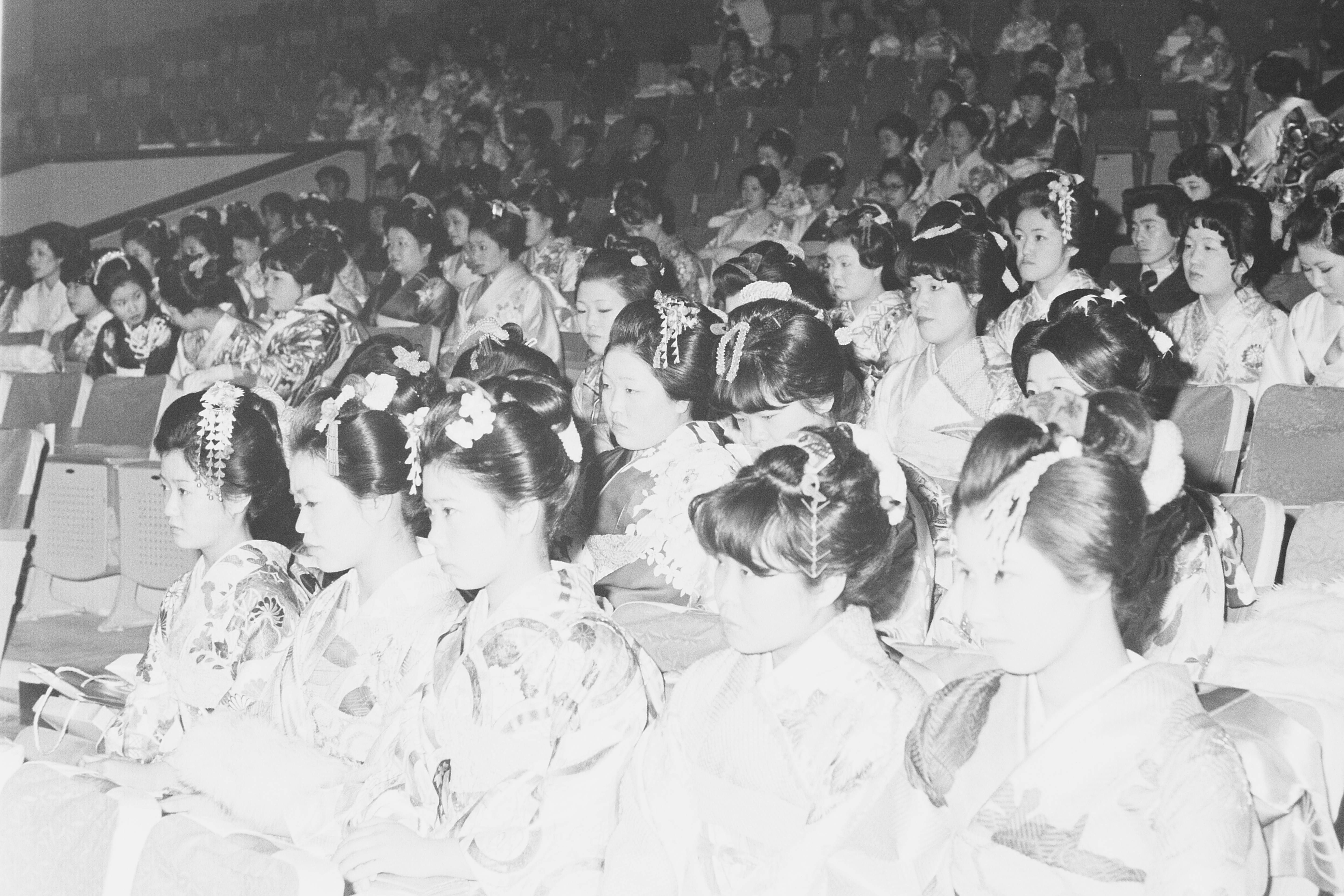 昭和52年の成人式 日本髪を結った女性も多くみられる(昭和52年1月 いわき市撮影)