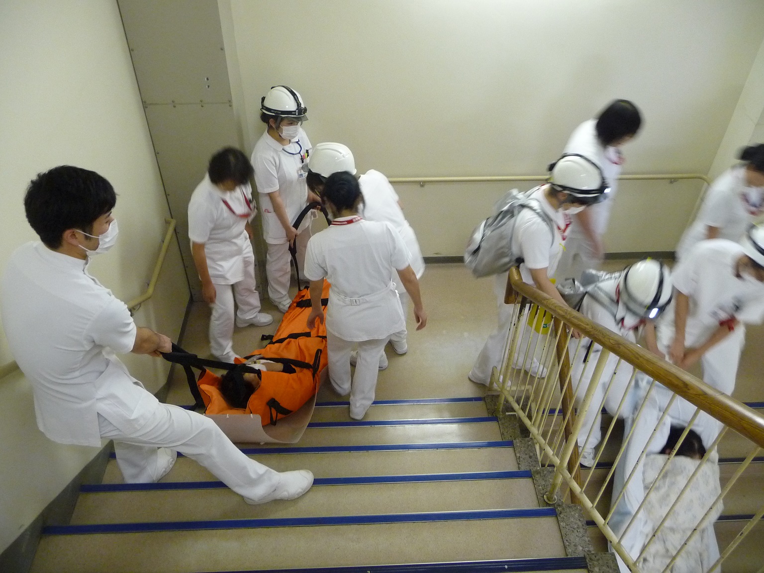 ストレッチャーを使用し階段での患者搬送