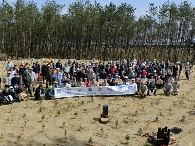 津波で被災した防潮林の再生を図るため開催した新舞子海岸植樹祭(平成25年3月、いわき市撮影)