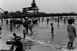 11 小名浜海水浴場と1号埠頭(2)（昭和30年代初め、野木茂氏撮影）