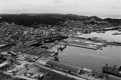 20 空撮・小名浜港2、1号埠頭を西側から見る（昭和62年8月、高萩純一氏撮影）