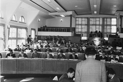 11_48人体制の市議会発足・旧平市役所議場（昭和43年10月、いわき市撮影）：議員数は約7分の1になりコンパクトな議会運営となりました