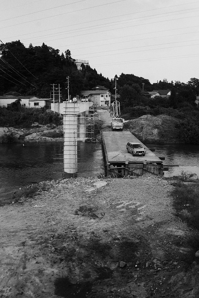 8_鎌田橋の永久橋への架け替え（昭61.8.5水害で流失）西側右岸から見る（昭和62年9月、高萩純一氏撮影）