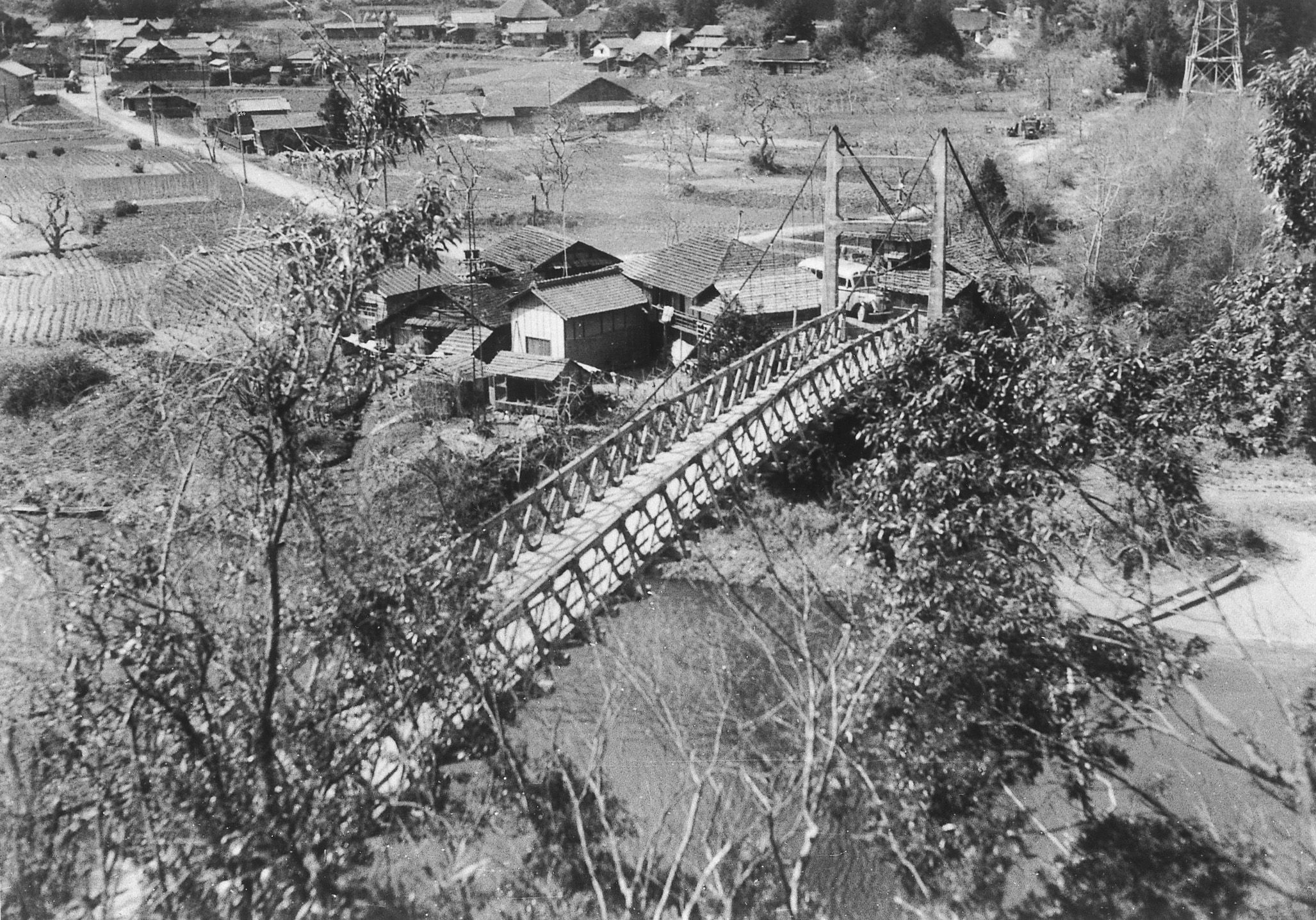05_井戸沢橋吊り橋を山田村側から見る(昭和27年、板津弥吉氏所蔵)