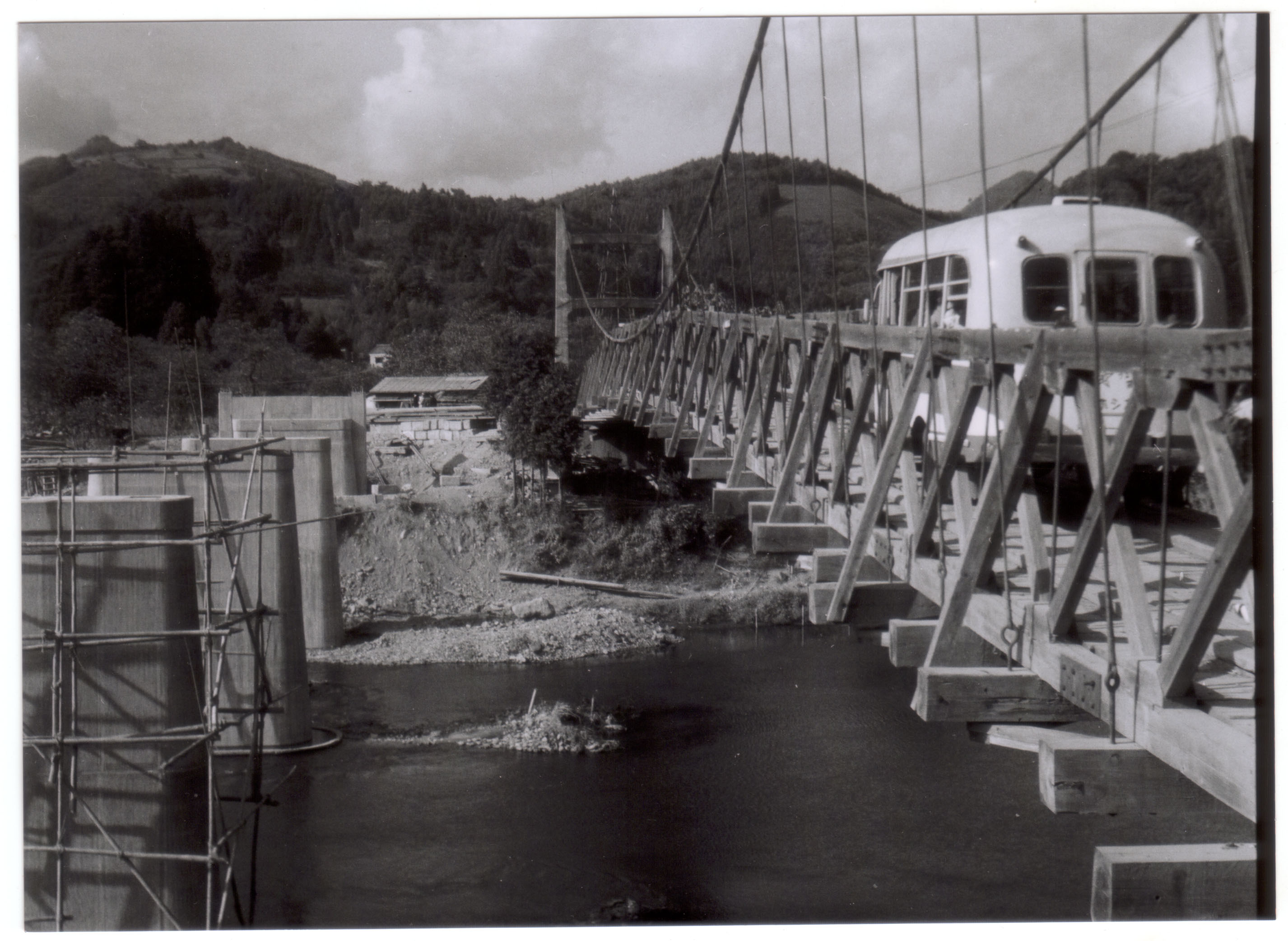 06工事中の新橋の横を走る井戸沢旧橋の乗合バス(昭和28年頃、板津弥吉氏撮影)