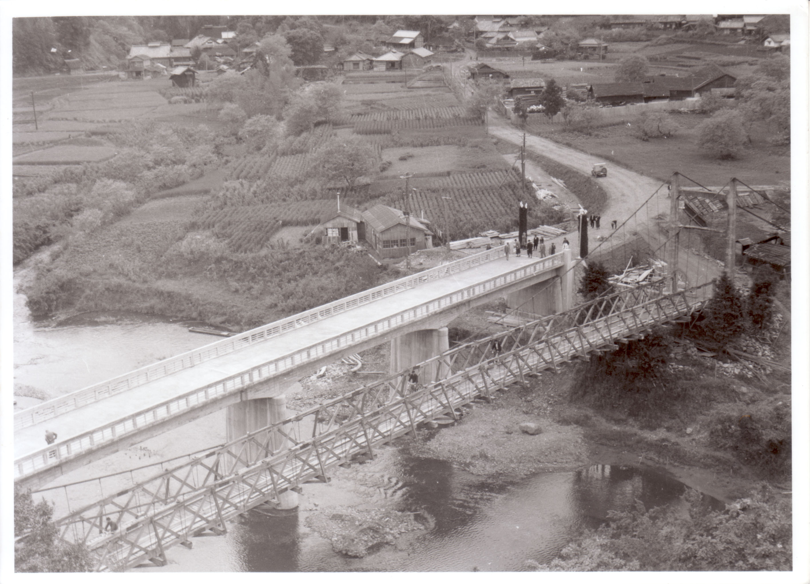 07_井戸沢橋の開通式。上流側に見えるのが旧橋(昭和29年5月、板津弥吉氏撮影)
