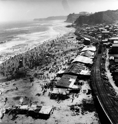 1 写真上空から見る永崎海岸と江名鉄道・縦写真(昭和30年代、比佐不二夫氏提供)