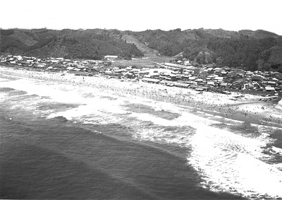 4 永崎海水浴場を海から見る(昭和30年代、比佐不二夫氏提供)