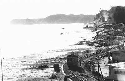 5 永崎海岸線に沿って走る江名鉄道の気動車(昭和40年1月、米本健一氏撮影)