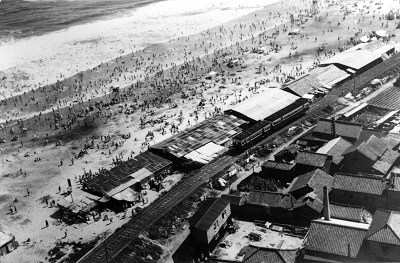 7 上空から見る永崎海水浴場と江名鉄道・横写真(昭和30年代後期、比佐不二夫氏提供)