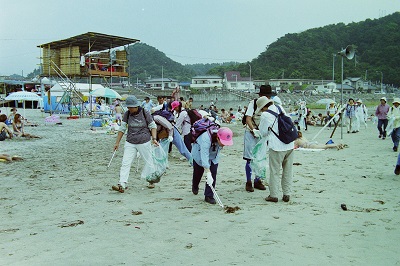 9 永崎海岸・サマービーチクリーンウォーク(平成12年7月、いわき市撮影)