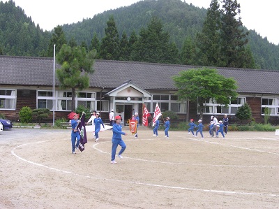 8 田人第二小学校南大平分校・本校と合わせて全校児童12人による運動会の練習(平成22年5月、いわきジャーナル撮影)