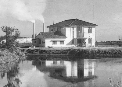 3 おい坪のかたわらに立つ植田公民館　(昭和30年代初期、おやけこういち所蔵)