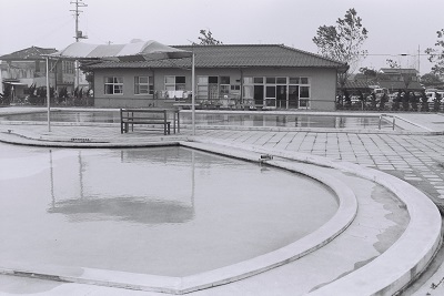 6 植田児童館とプールを南側から見る(昭和49年5月、いわき市撮影)