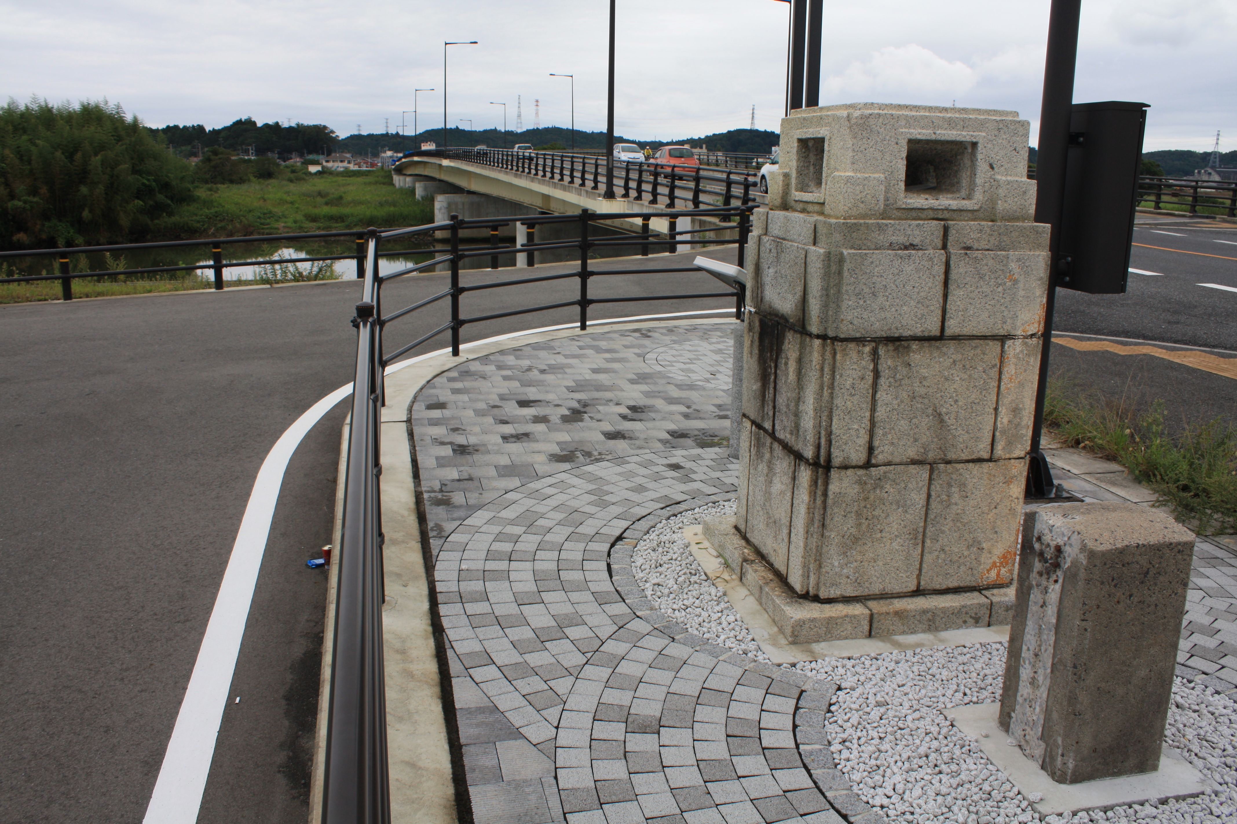 02 新しい鮫川橋と旧取り付け道路に設置された旧鮫川橋の親柱(平成26年9月、いわき市撮影)