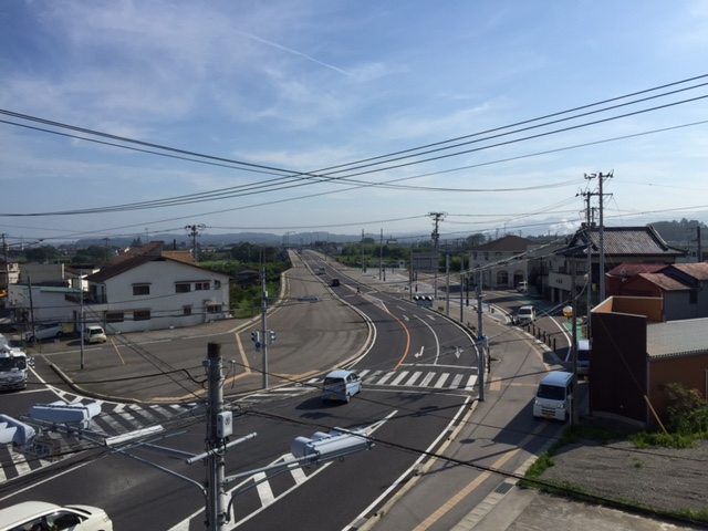 18 植田町本町から見る、新しい鮫川橋取り付け道路と右側に見える旧取り付け道路(平成27年7月、神永瑞治氏撮影)