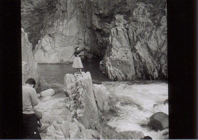 7_鮫川渓谷と岩に立つモデル（昭和30年代、長谷川達雄氏撮影）