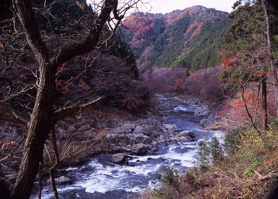 9_龍神峡の秋景色(平成17年11月、櫛田幸太郎氏撮影）