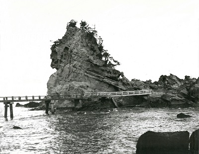 11 弁天島と弁天橋(昭和40年代初め、笹島静江氏提供)