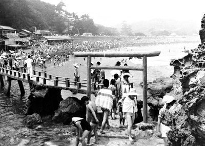 12 弁天島と波立海水浴場(昭和40年代、宇田恒雄氏撮影)