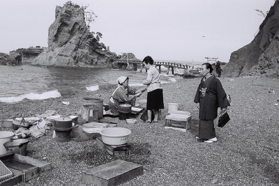 14 波立海岸で「ウニ」売り(昭和44年5月、いわき市撮影)