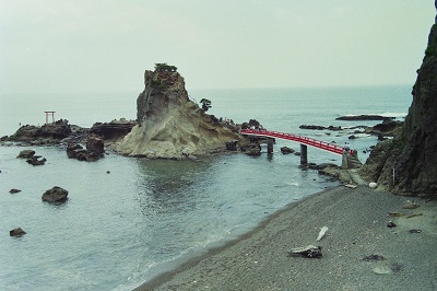 21 波立海岸、弁天島・弁天橋(平成6年7月、いわき市撮影)