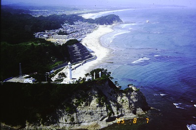 6 空撮・塩屋埼灯台から薄磯海岸方面を見る(昭和60年8月、いわき市撮影)