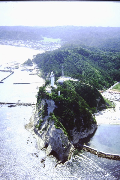 7 空撮・塩屋埼灯台を東側から見る(昭和60年8月、いわき市撮影)