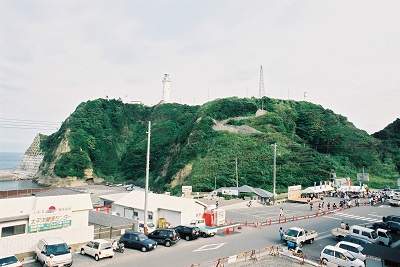 14 塩屋埼下駐車場付近と灯台(平成10年7月、いわき市撮影)