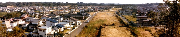 13 郷ケ丘を通る新しい鹿島街道を北側から見る(昭和54年10月、いわき市撮影)