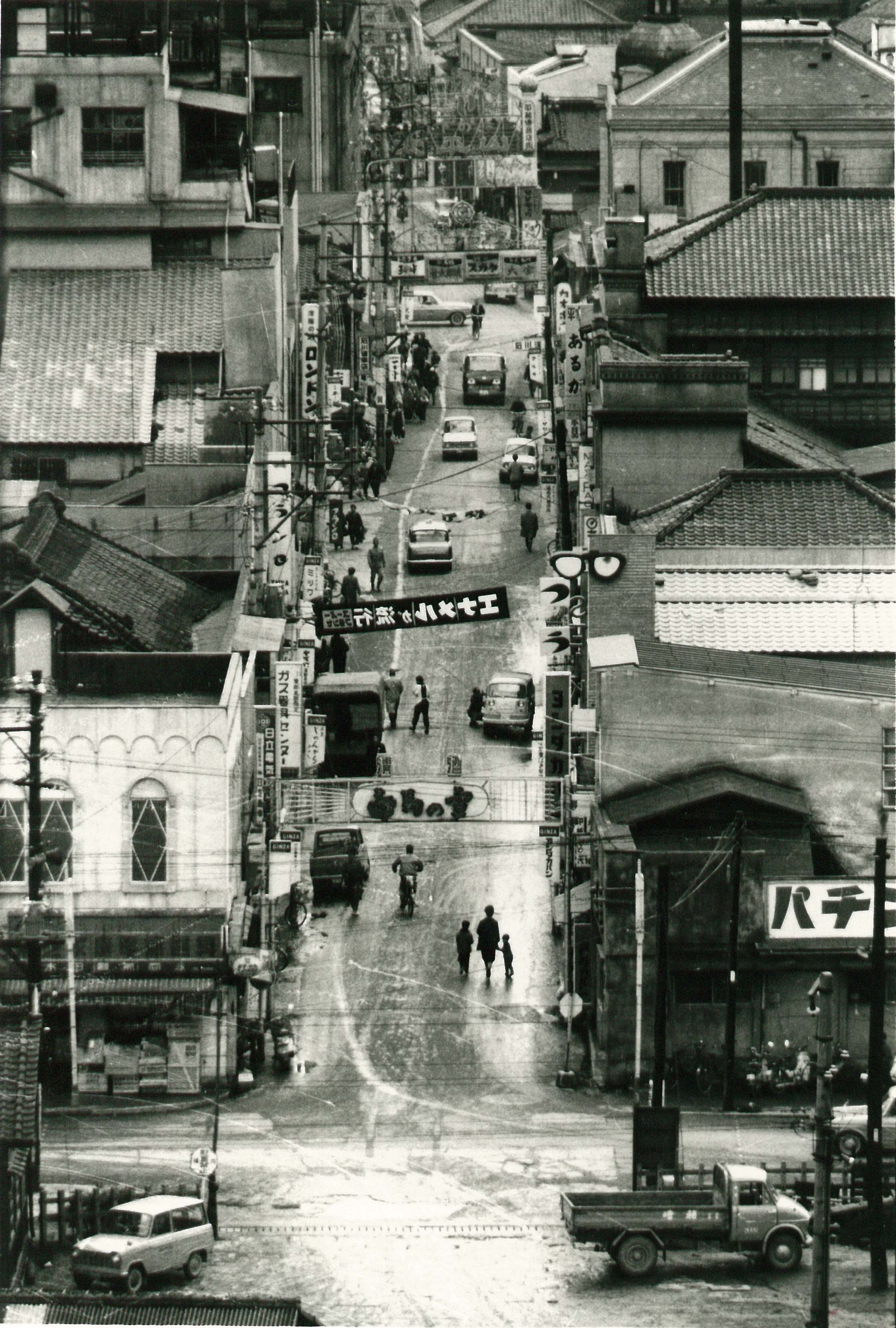 1-3 銀座通りを旧城跡から俯瞰(昭和30年代、長谷川達雄氏撮影）