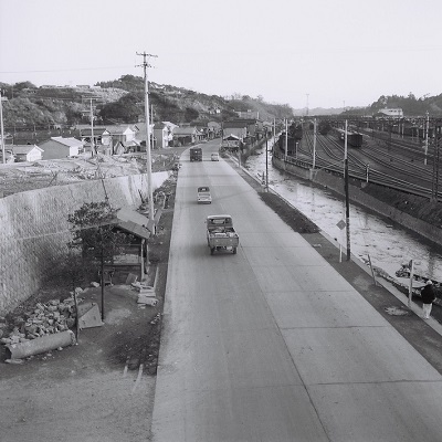 4 国道6号、湯本川、常磐線を北側の八仙橋上から見る（昭和39年、いわき市所蔵）