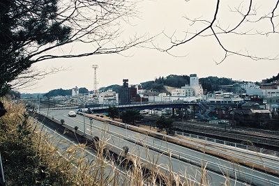 8 常磐立体橋と国道6号を北側から見る（平成8年3月、いわき市撮影）