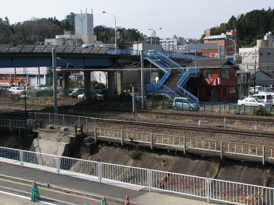 9 常磐線と湯本川に架かる橋台（平成16年、菅波晋氏撮影）