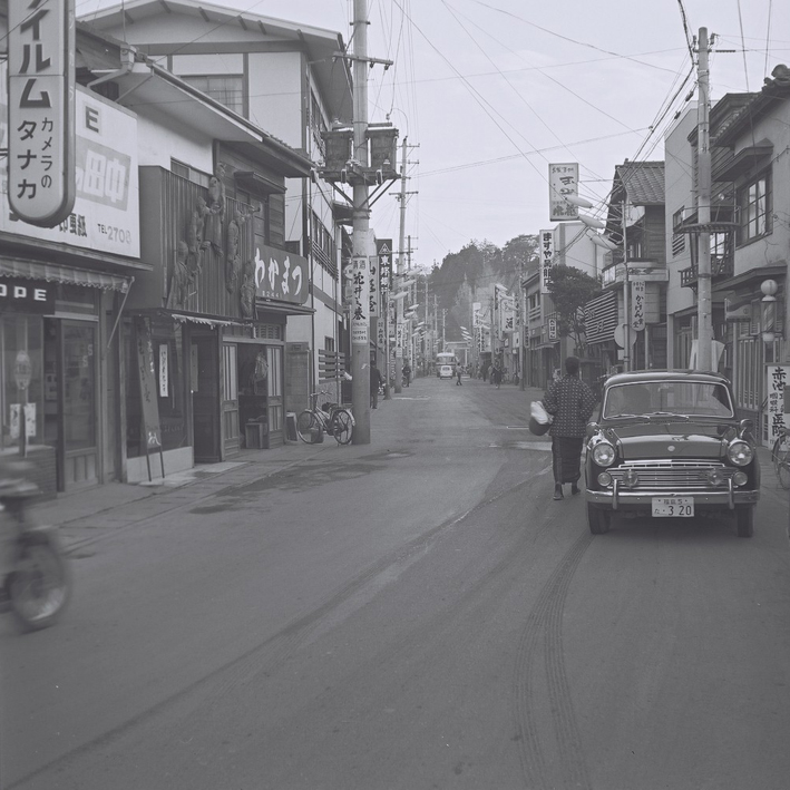 05 常磐湯本町の表町通り沿いに温泉神社方向を見る(昭和40年代、いわき市撮影)