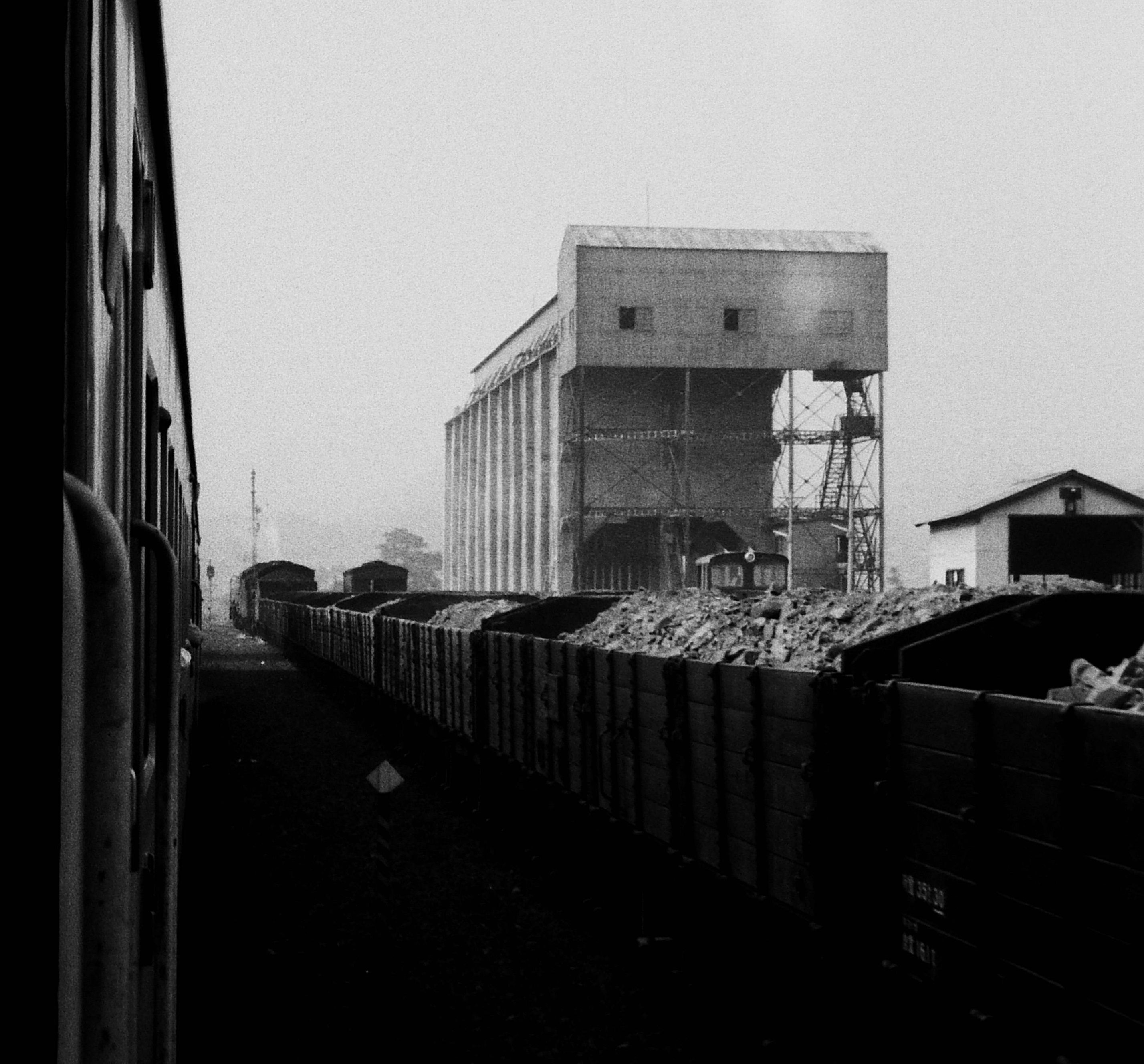 写真12　小川郷駅の頁岩積込場と貨車群(昭和43年9月、いわき市撮影)