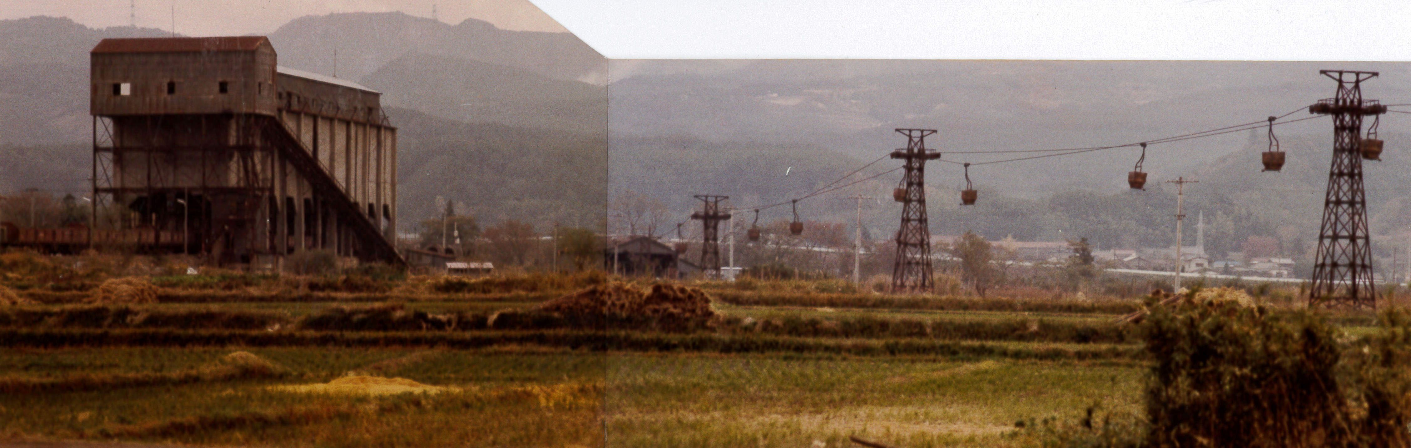 写真15　小川郷駅から延びていた粘土運搬の架空索道(昭和54年11月、いわき市撮影)