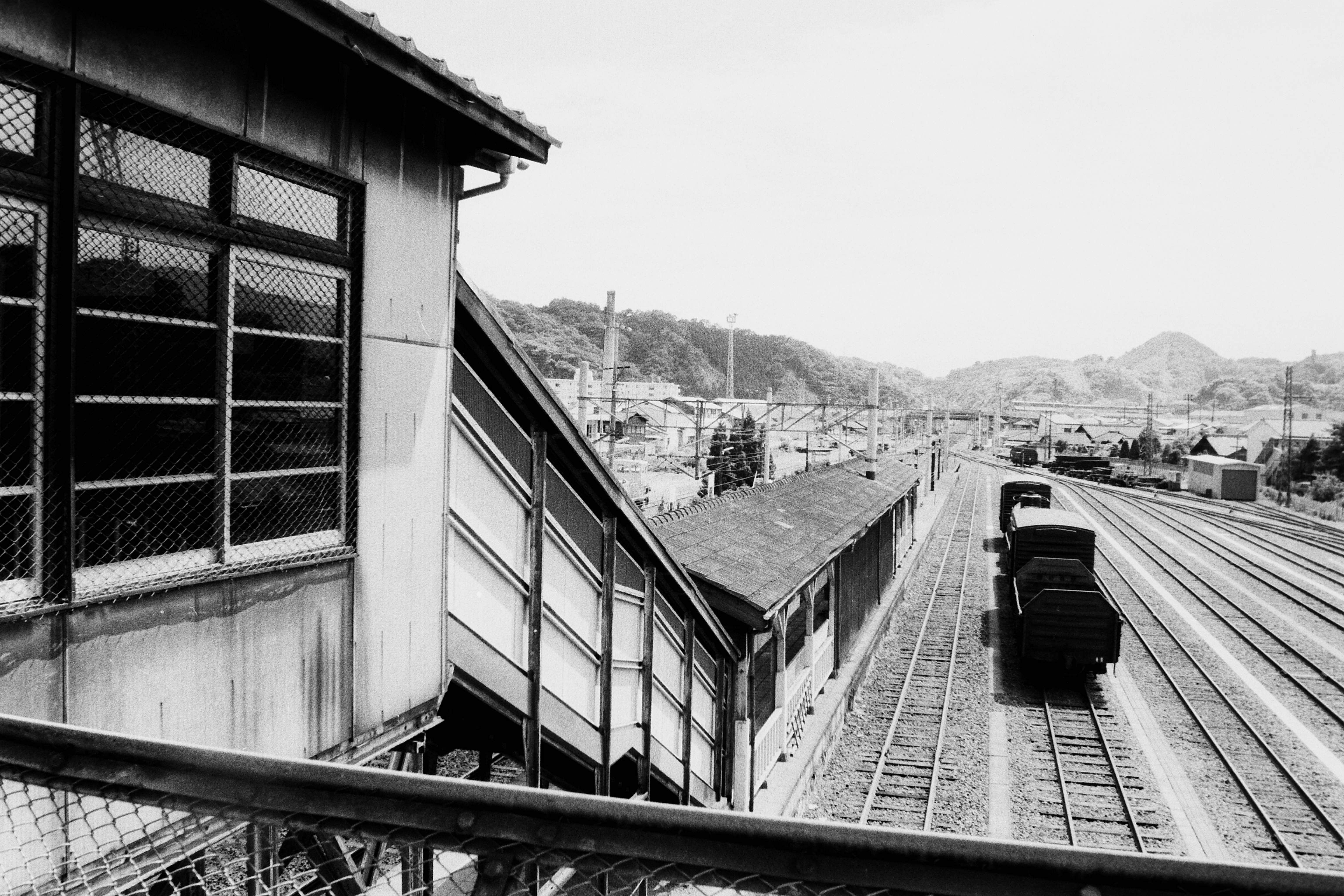 写真09　内郷駅跨線橋から湯本方向を見る(昭和52年7月、いわき民報社撮影)