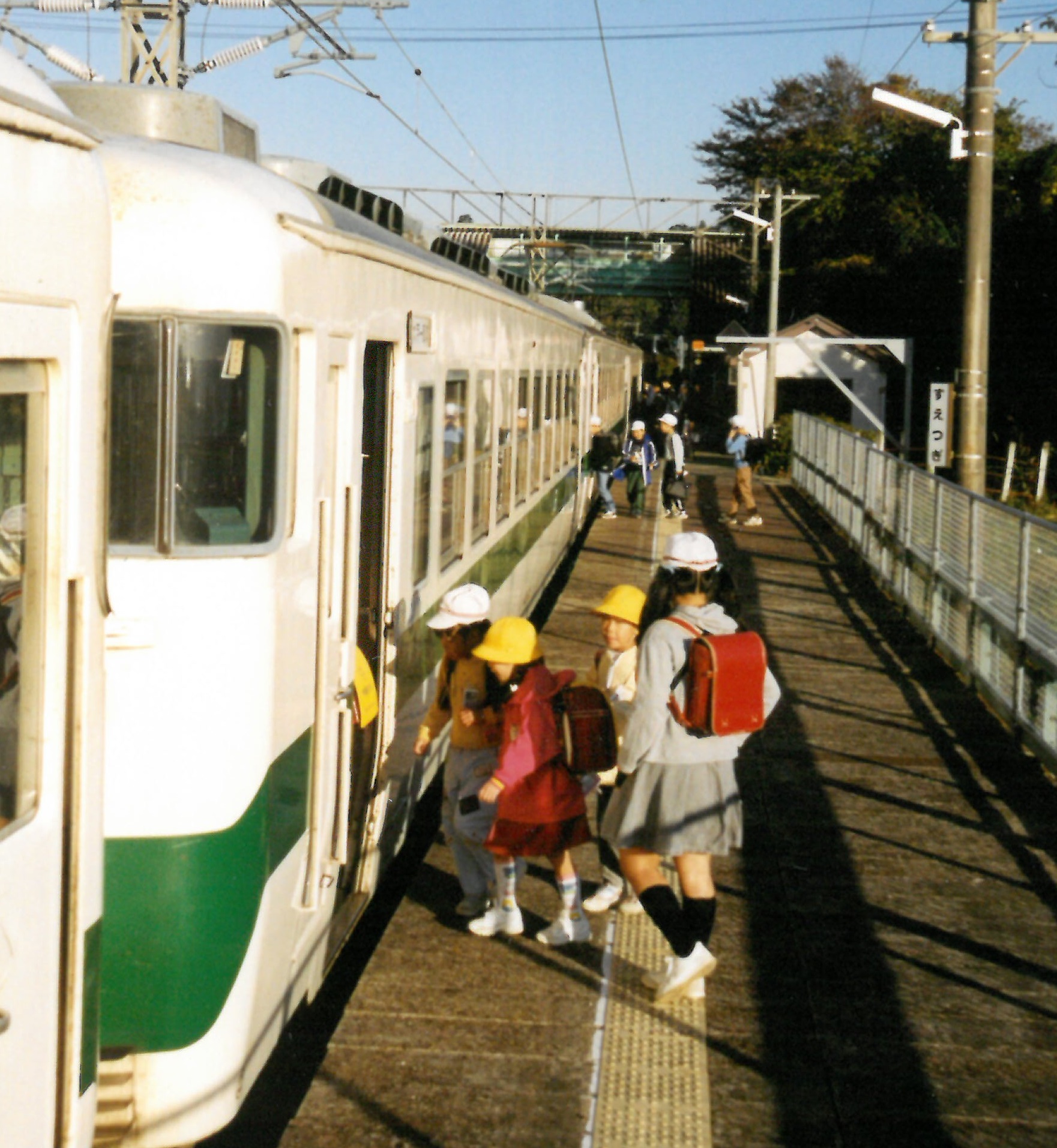 末続駅から電車で久之浜一小まで通学する小学生(平成11年11月、いわき市撮影)