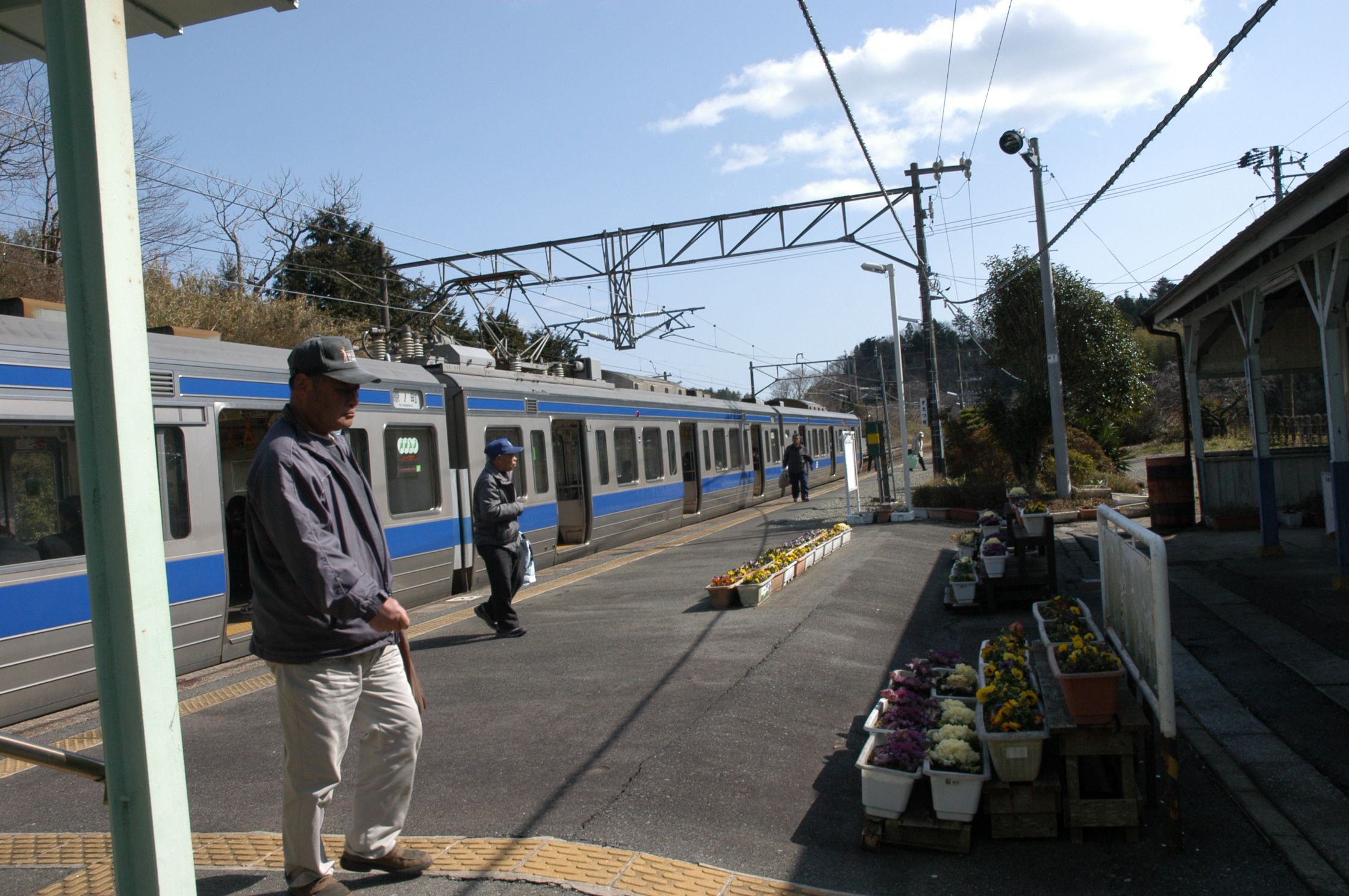 末続駅に到着した電車と花壇(平成22年3月、いわき市撮影)