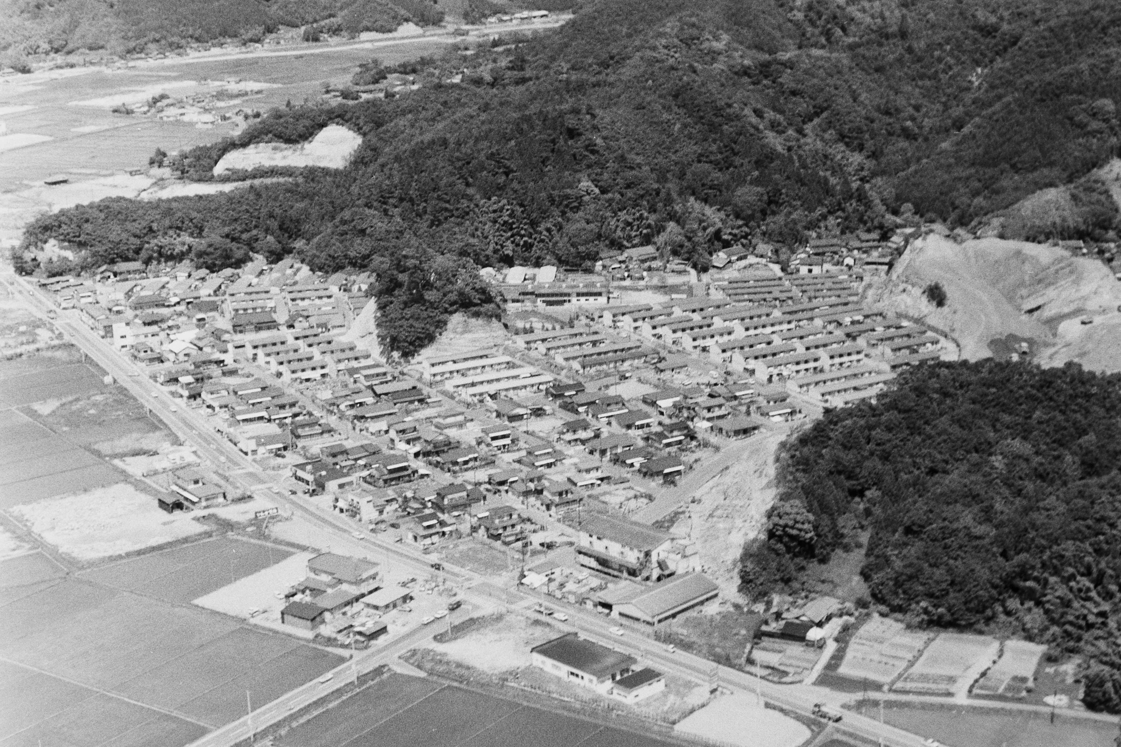 船戸団地を南西側上空から見る(昭和50年代初め、いわき市撮影)