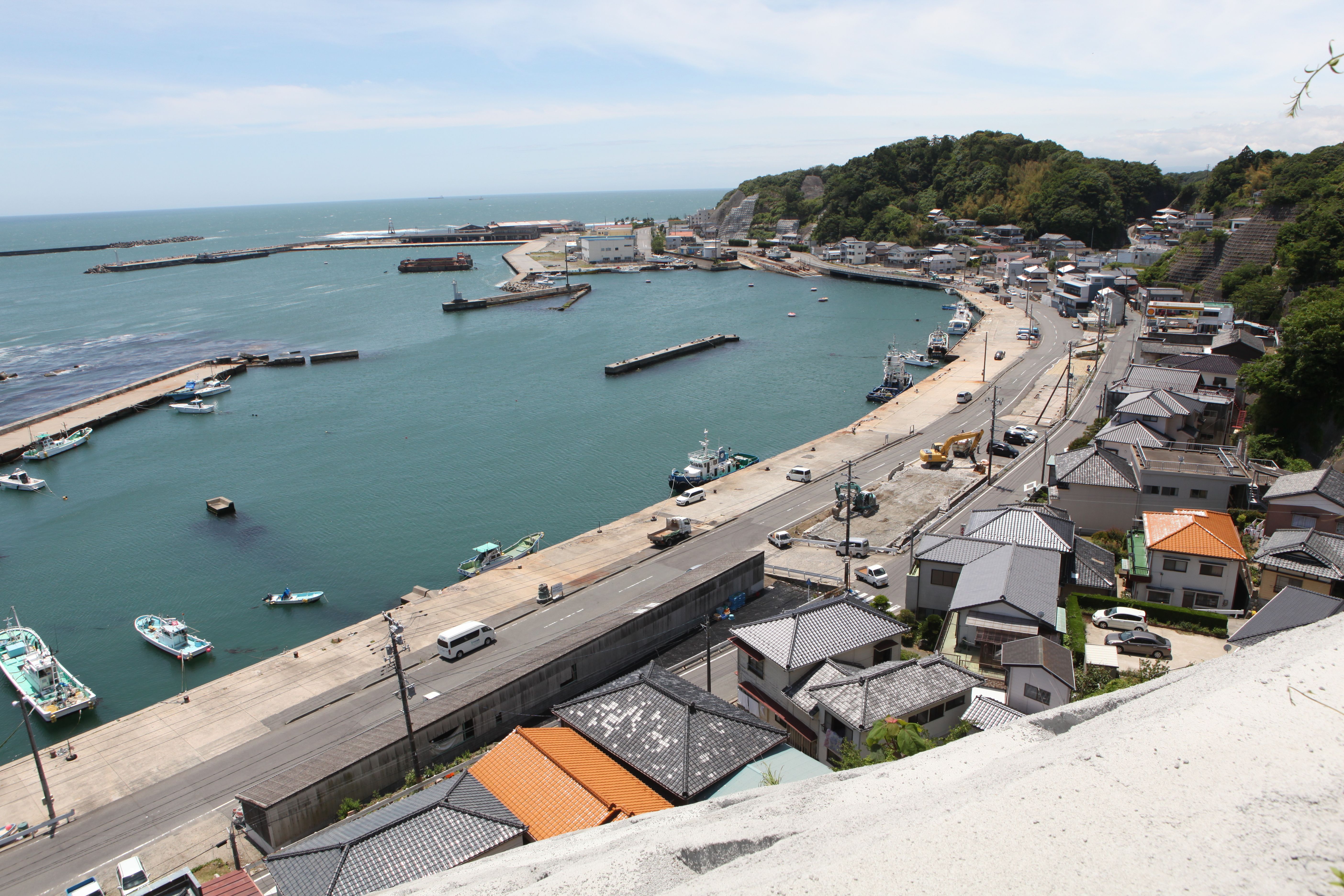 中之作港と集落を背後の高台から見る(平成24年6月、小磯國雄氏撮影)