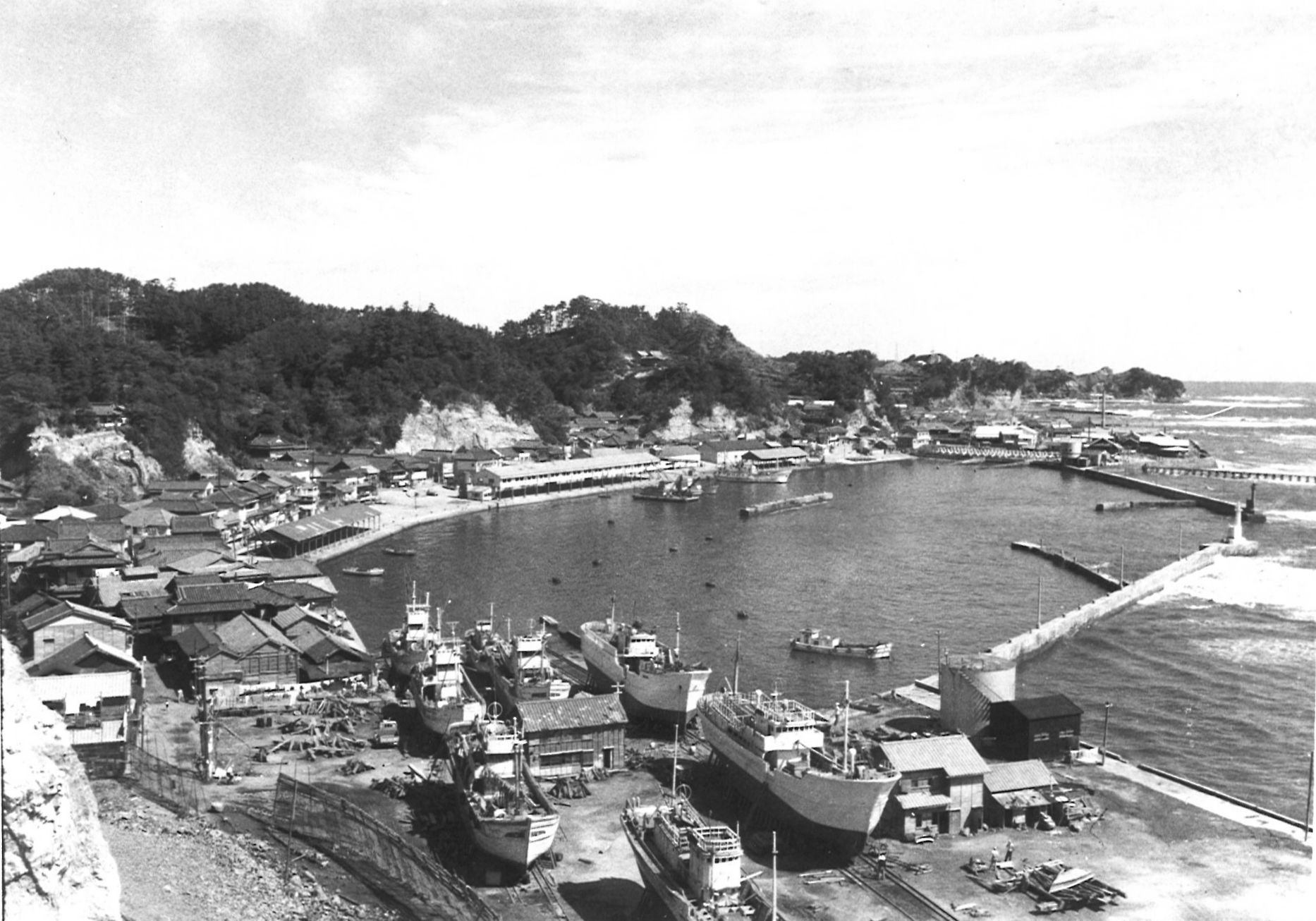 南側高台から見る中之作港（1）〔昭和30年代、比佐不二夫氏提供〕