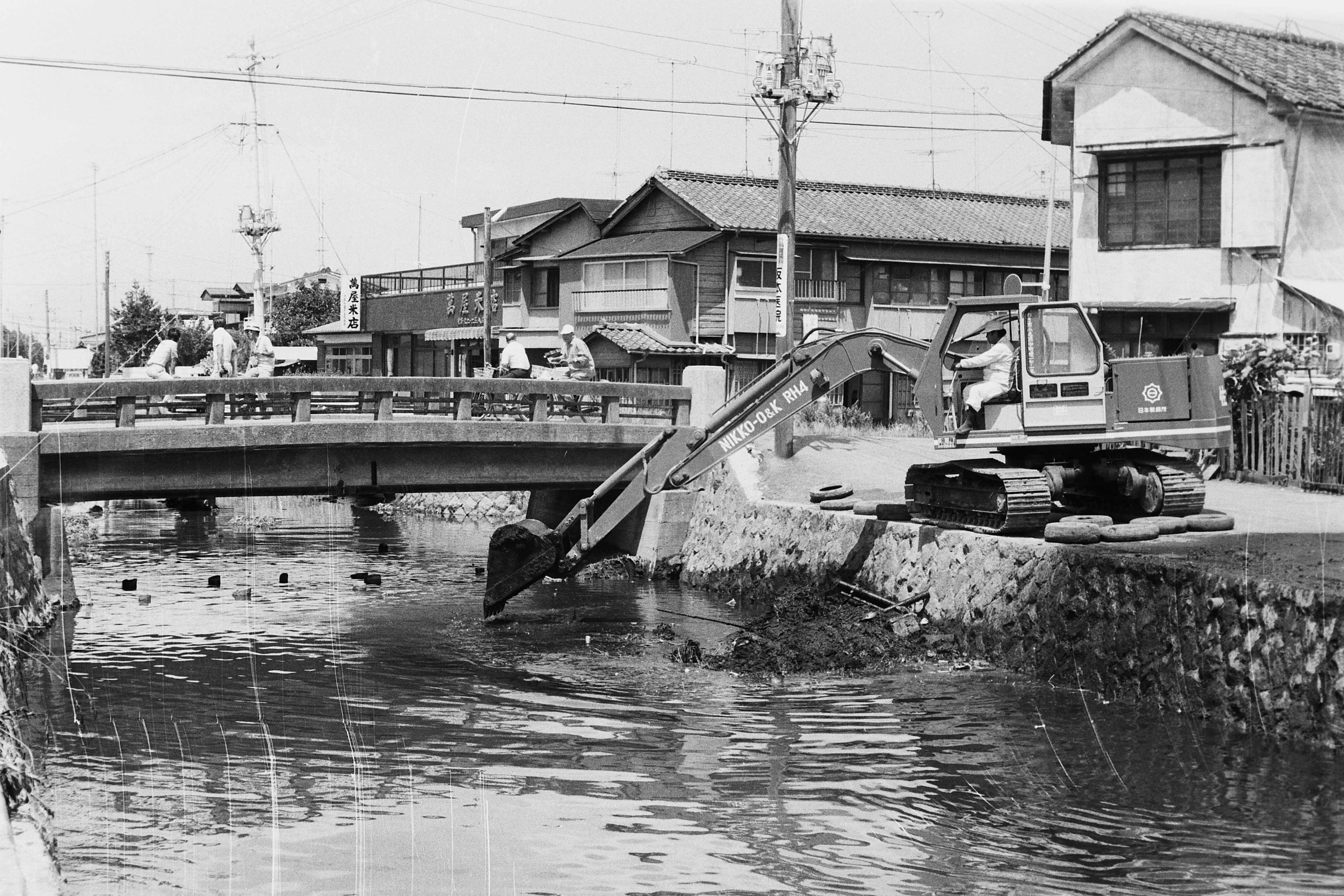 小名川の泥さらい(昭和52年8月、いわき民報社撮影)