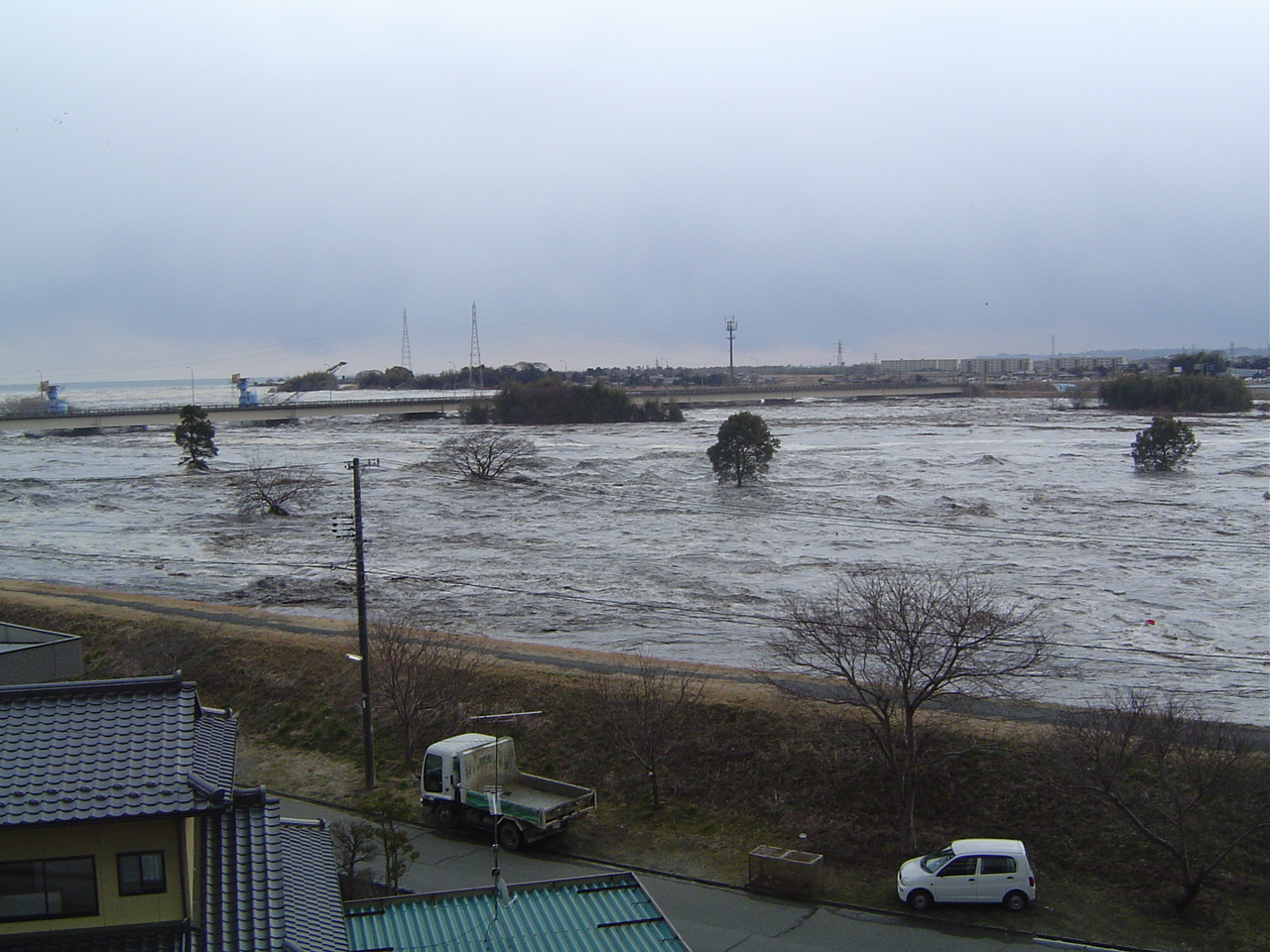 9　鮫川河川敷公園に押し寄せる津波（4）(平成23年3月11日、植田公民館提供)