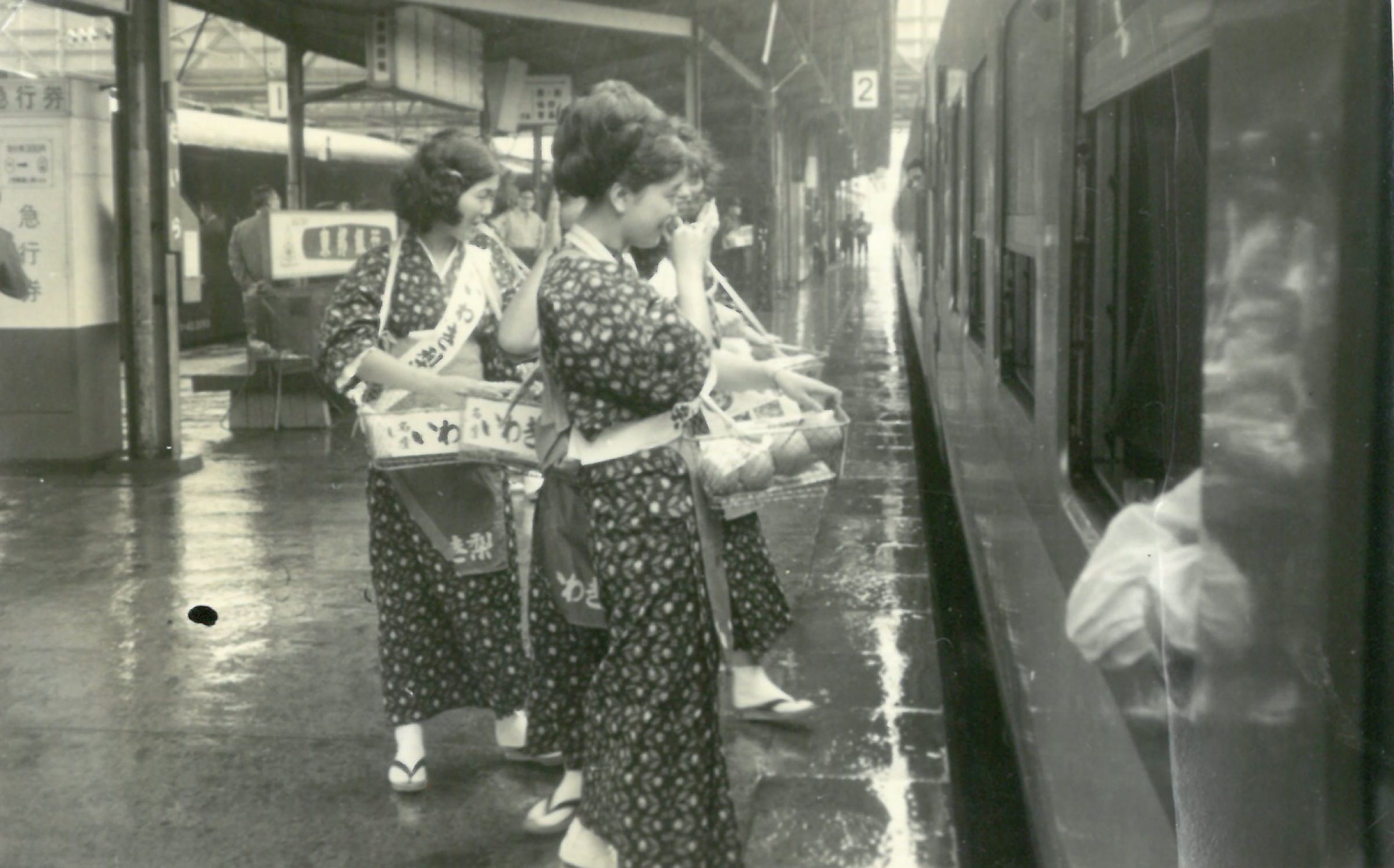 平(現いわき)駅ホームの「なし娘」(昭和42年、いわき市撮影)