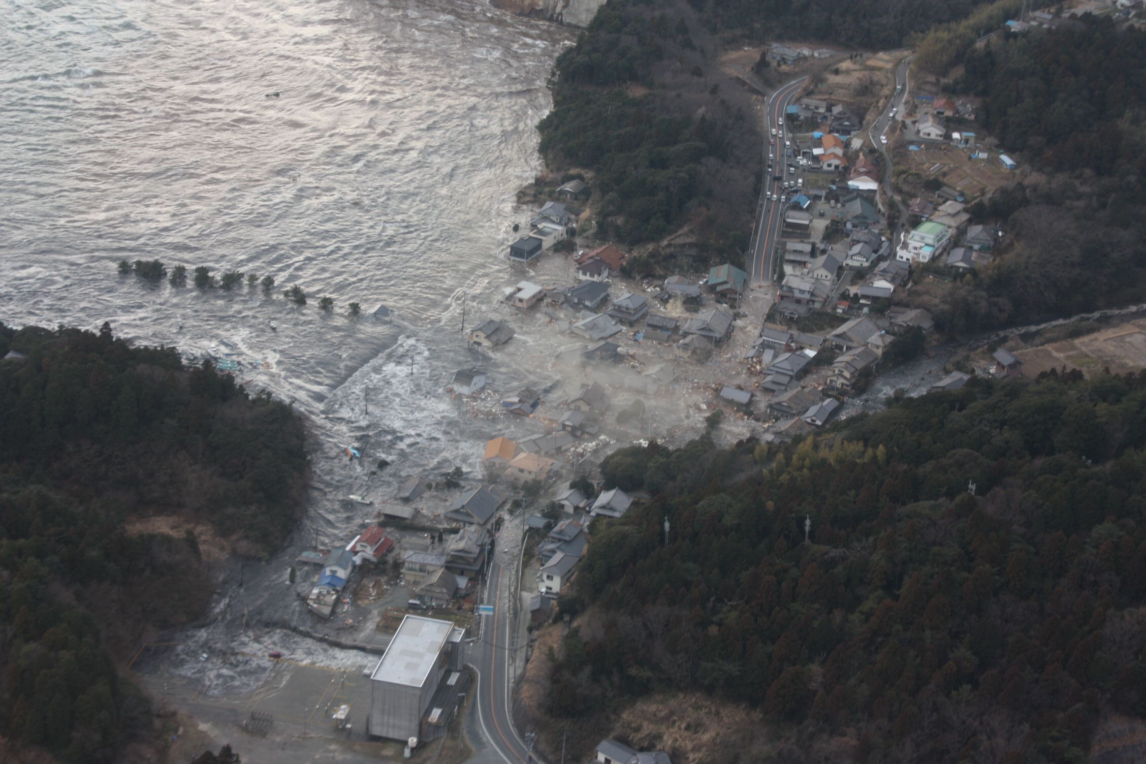 10 小浜町に押し寄せる大津波(平成23年3月11日、県消防防災航空隊撮影)